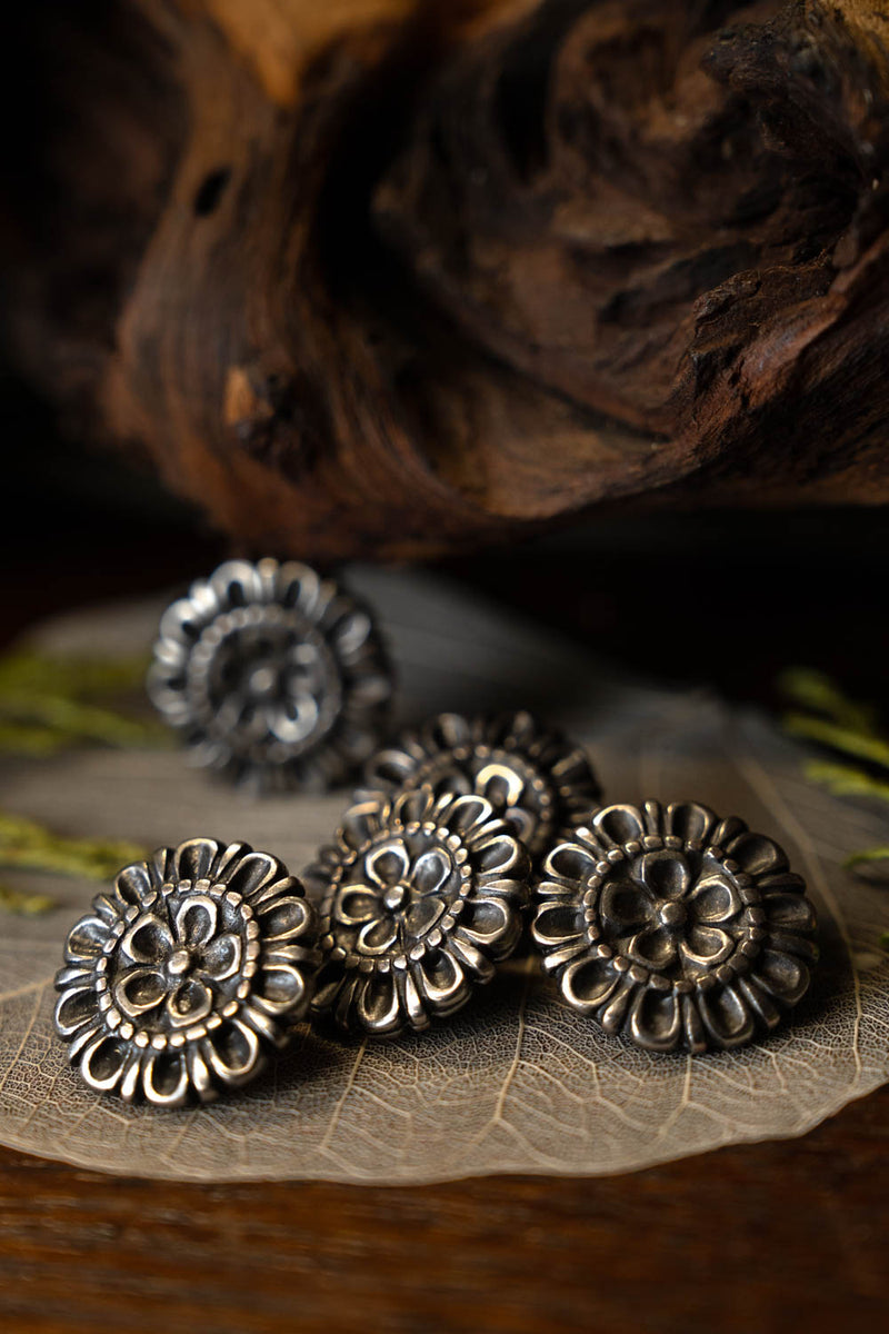 Riembeslag bloemmotief (set van 5), 16e eeuw, brons