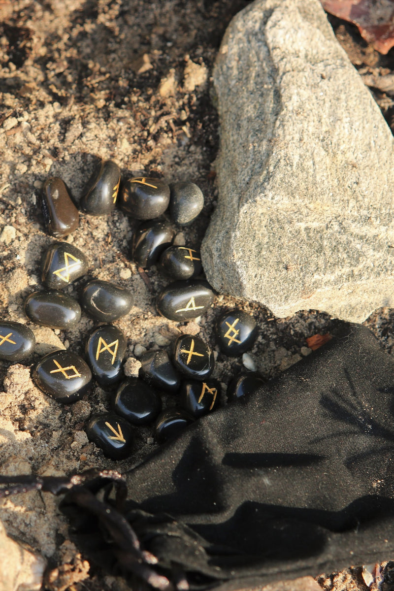 Set 25 runenstenen obsidiaan met zakje