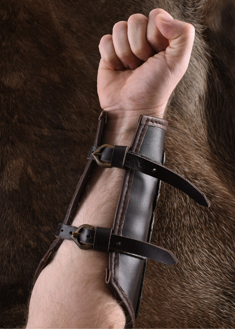 Aerdwulf leren bracers, onderarmbeschermers, met metalen strips