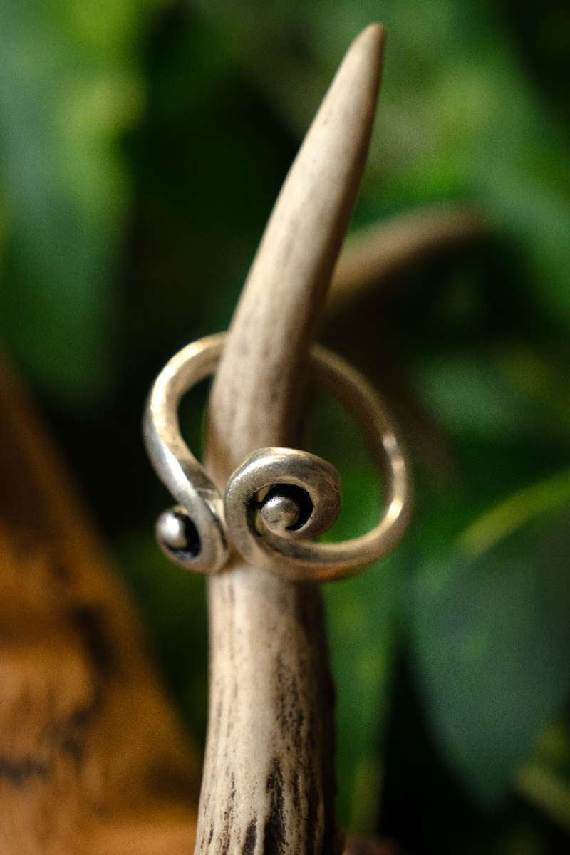 Keltische ring met gestyleerd spiraalmotief, verzilverd brons