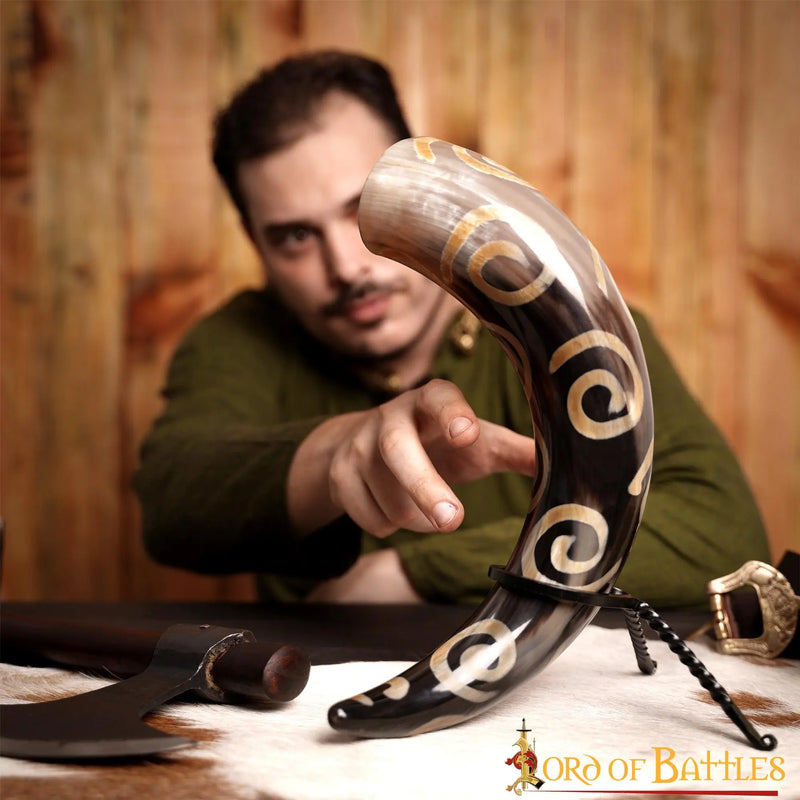 Prehistorische drinkhoorn met spiraalmotieven, 300-500 ml