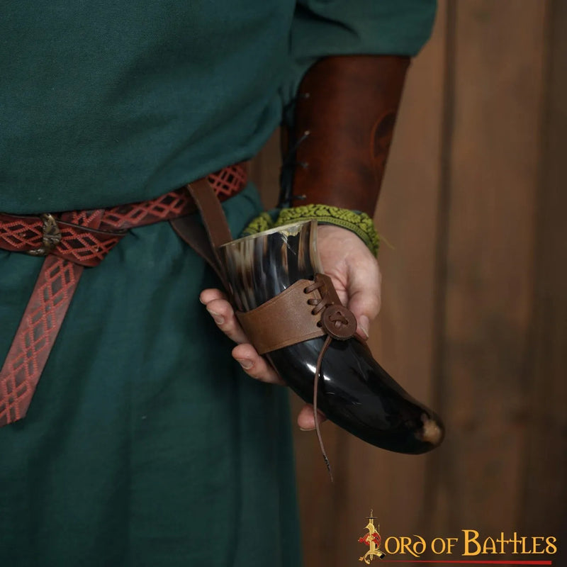 Naturale corno per bere con supporto in pelle 