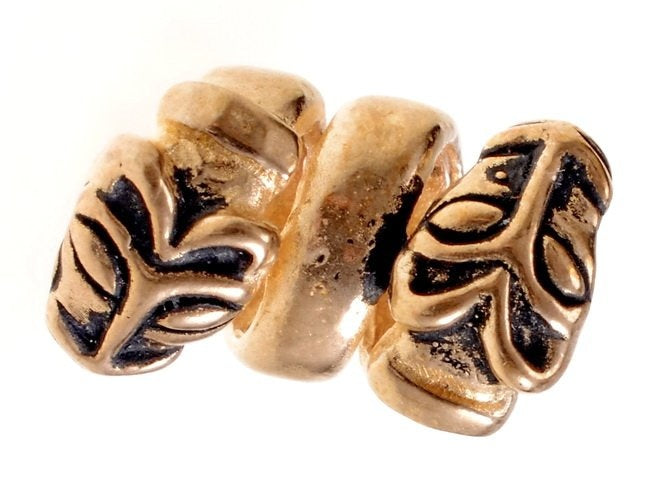 Bärtige Perle mit Wolven -Köpfen, Bronze