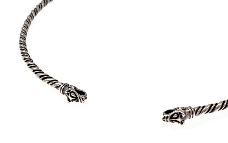 Vikingtorque met wolvenkoppen, verzilverd brons