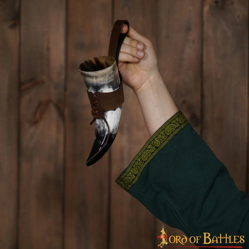 Naturale corno per bere con supporto in pelle 