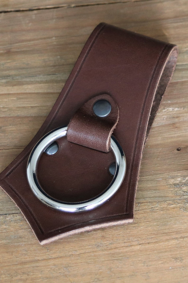 Re-enactment bijlhouder, bruin