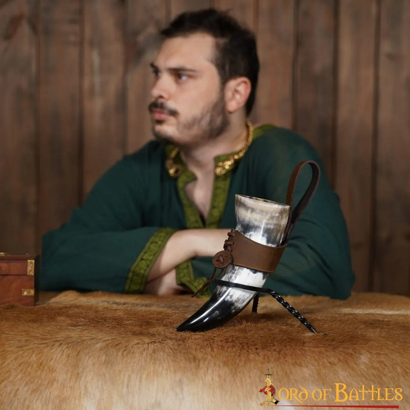 Naturale corno per bere con supporto in pelle 