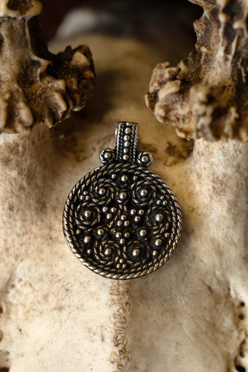 Birka skydda amulett, grav 943, försilvrad brons 