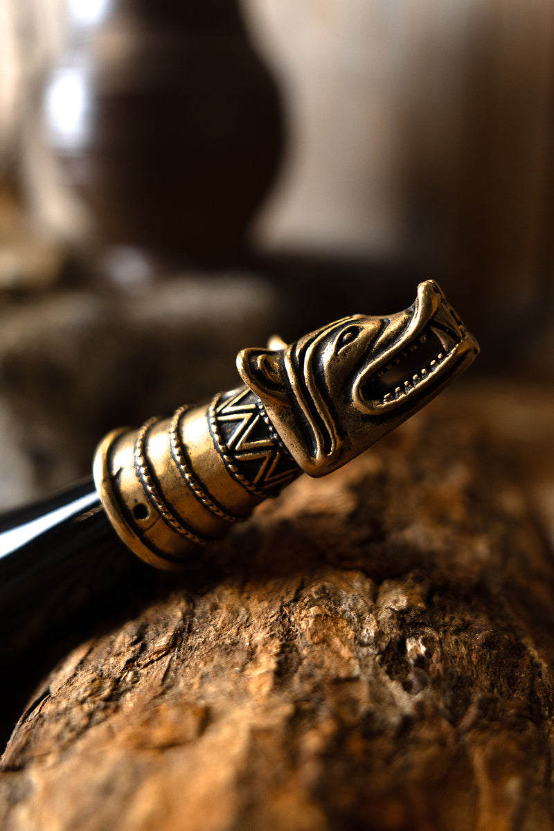 Drinkhoorndecoratie met wolfskop brons