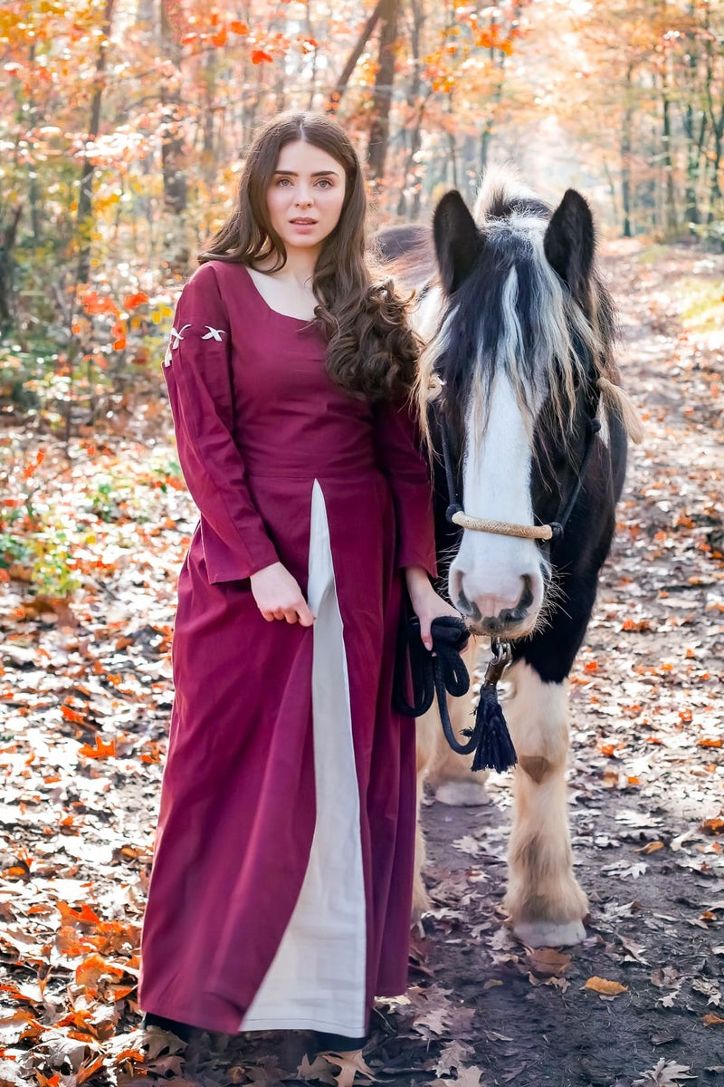 Medeltida klä Larina, röd-naturlig 