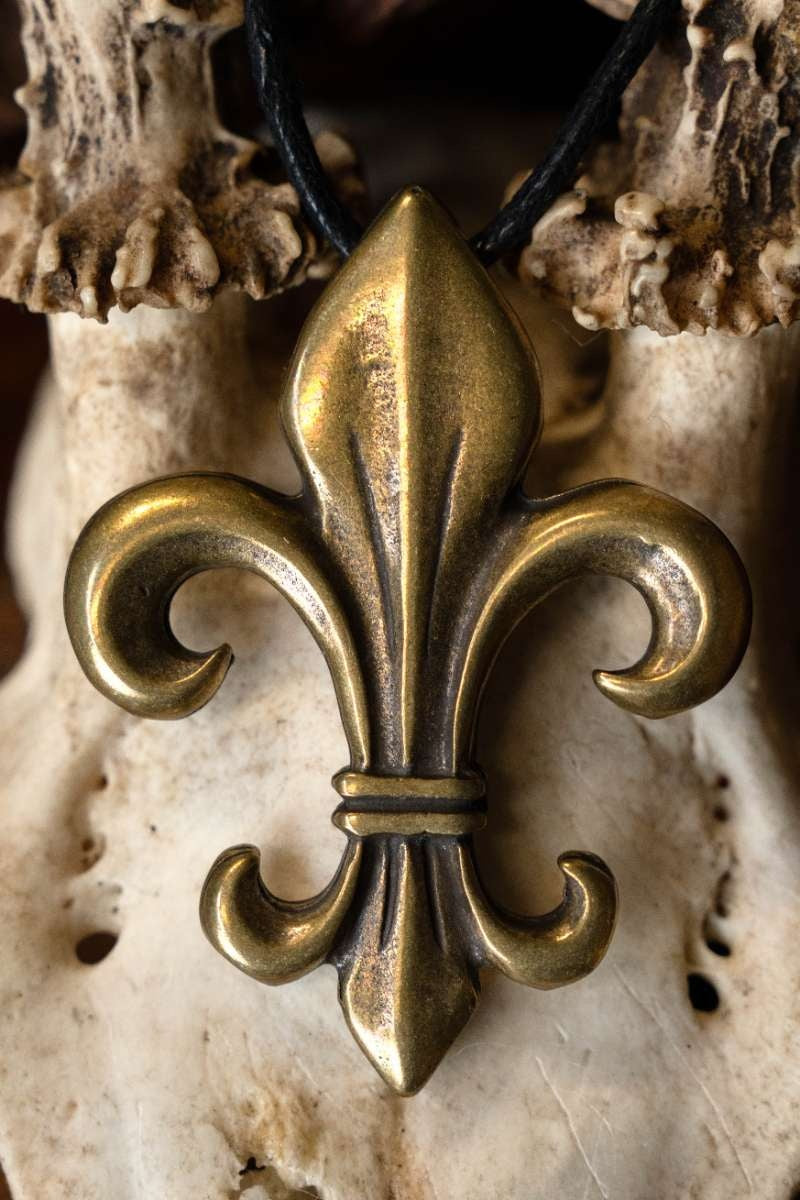 Fleur de Lys pendant, zamak