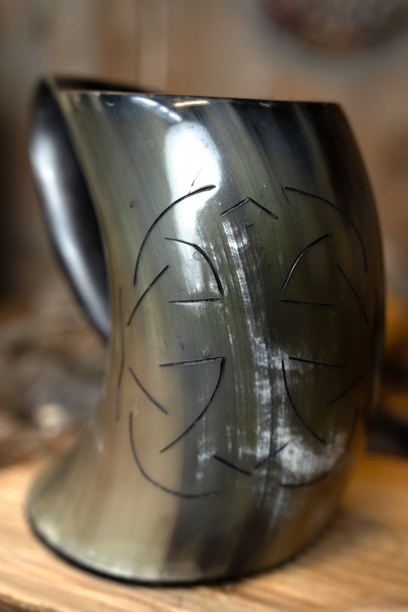 Hoorn mok met Keltisch motief, 500-650 ml