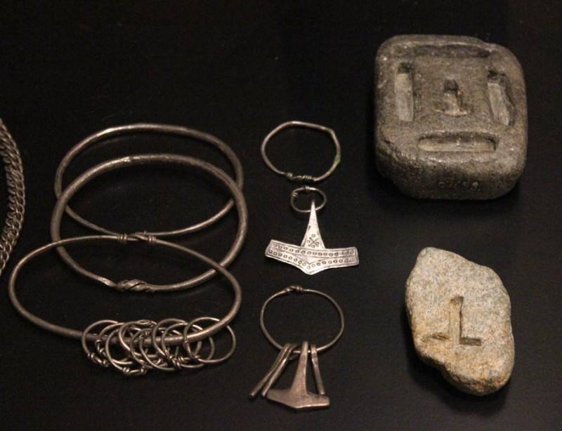 Rømersdal Tors hammare med ring, brons 