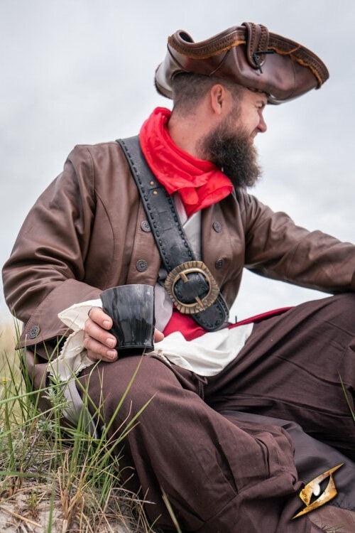 Horn cup, dark, 200-300 ml