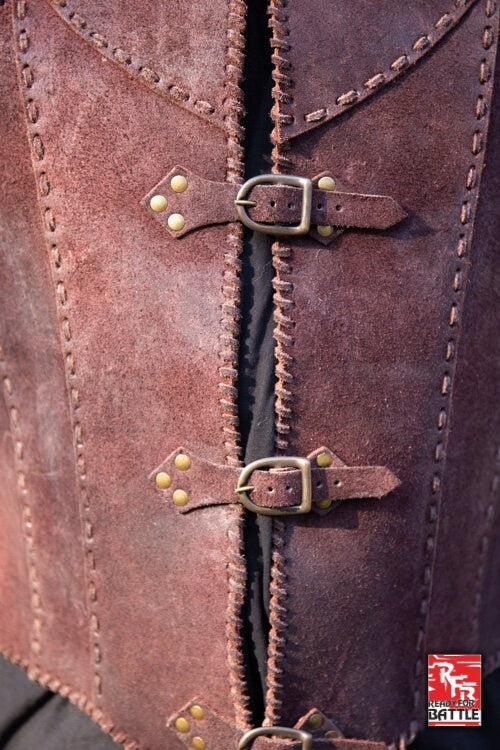 Brigandine met riemen, bruin