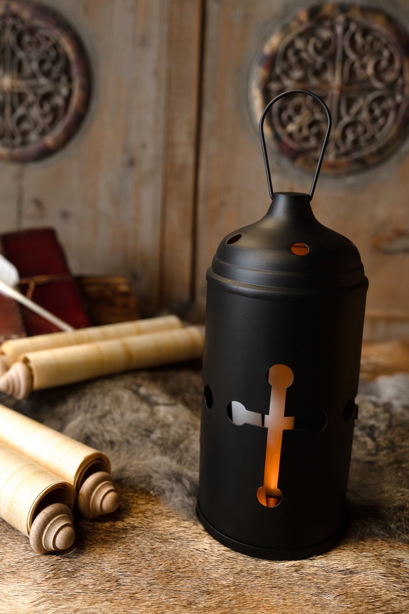 Lanterne avec fenêtre à croix 