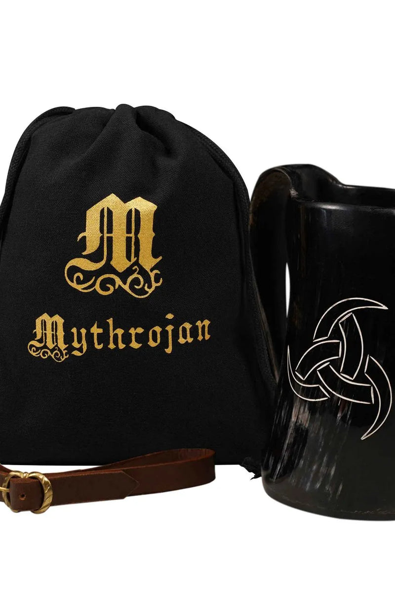 Tazza in corno con triskelion e supporto 