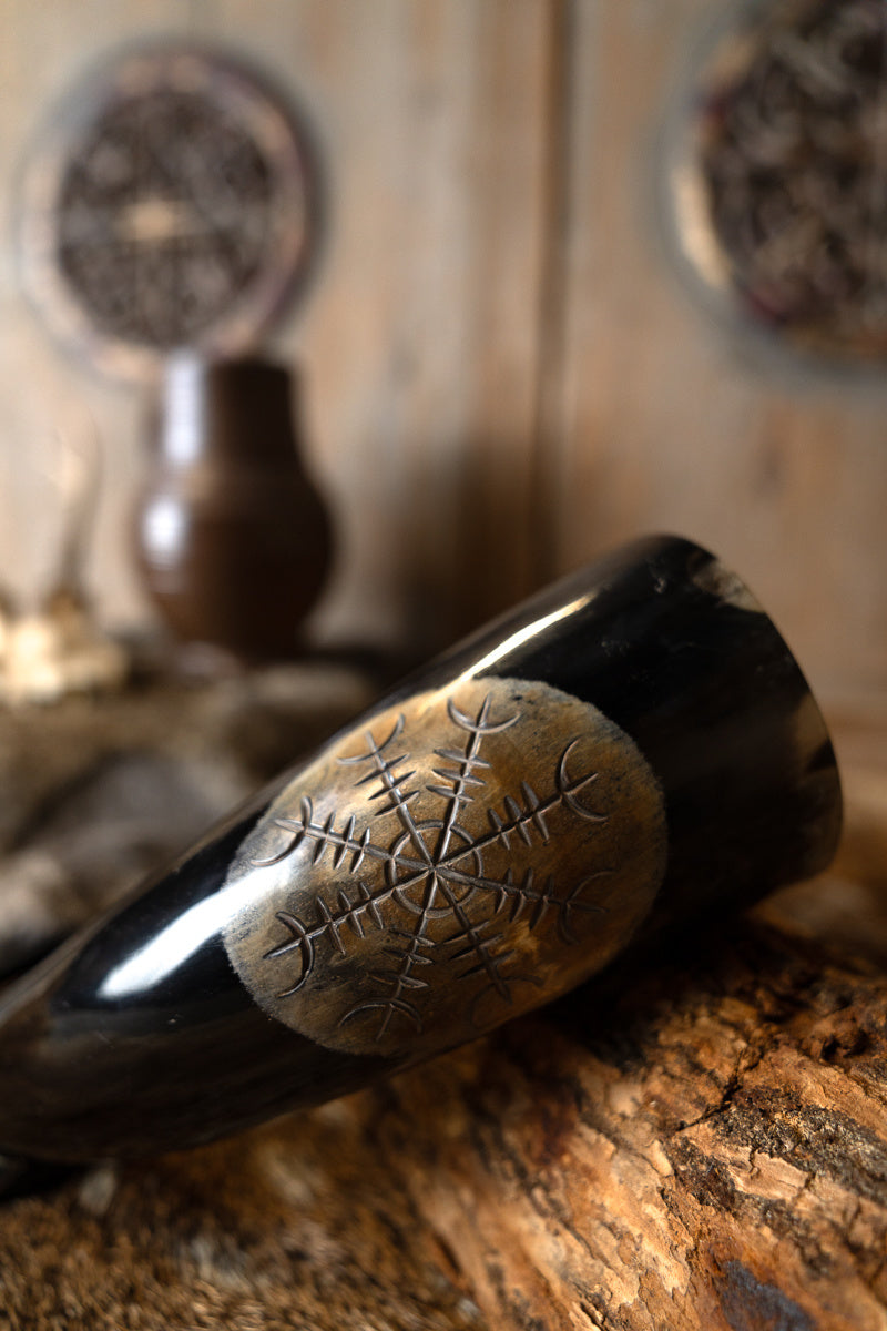 Gegraveerde drinkhoorn Vegvisir met reliëf, 300-500 ml
