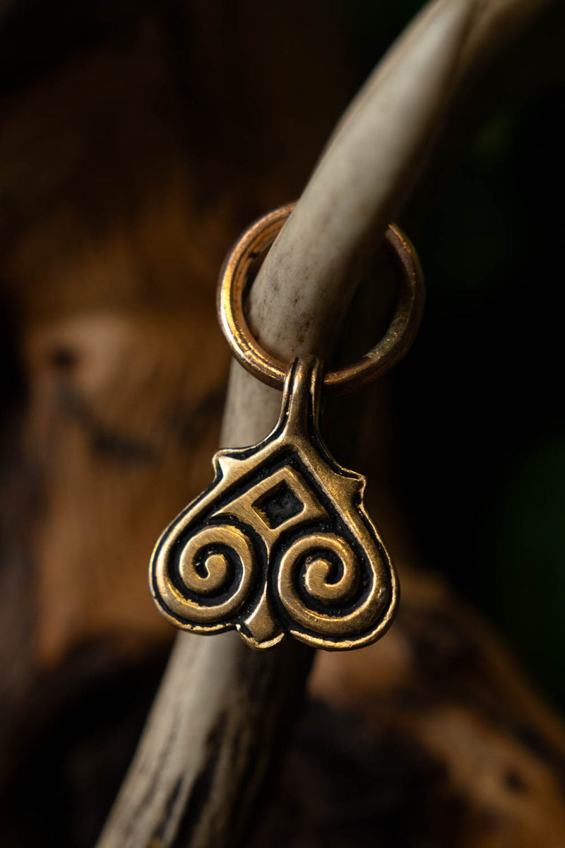 Heart-shaped Viking belt fitting with ring