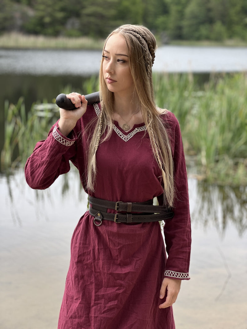 Vroegmiddeleeuwse jurk Aelswith, rood