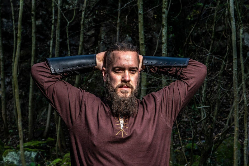 Tunica con orlo autentico, marrone scuro 