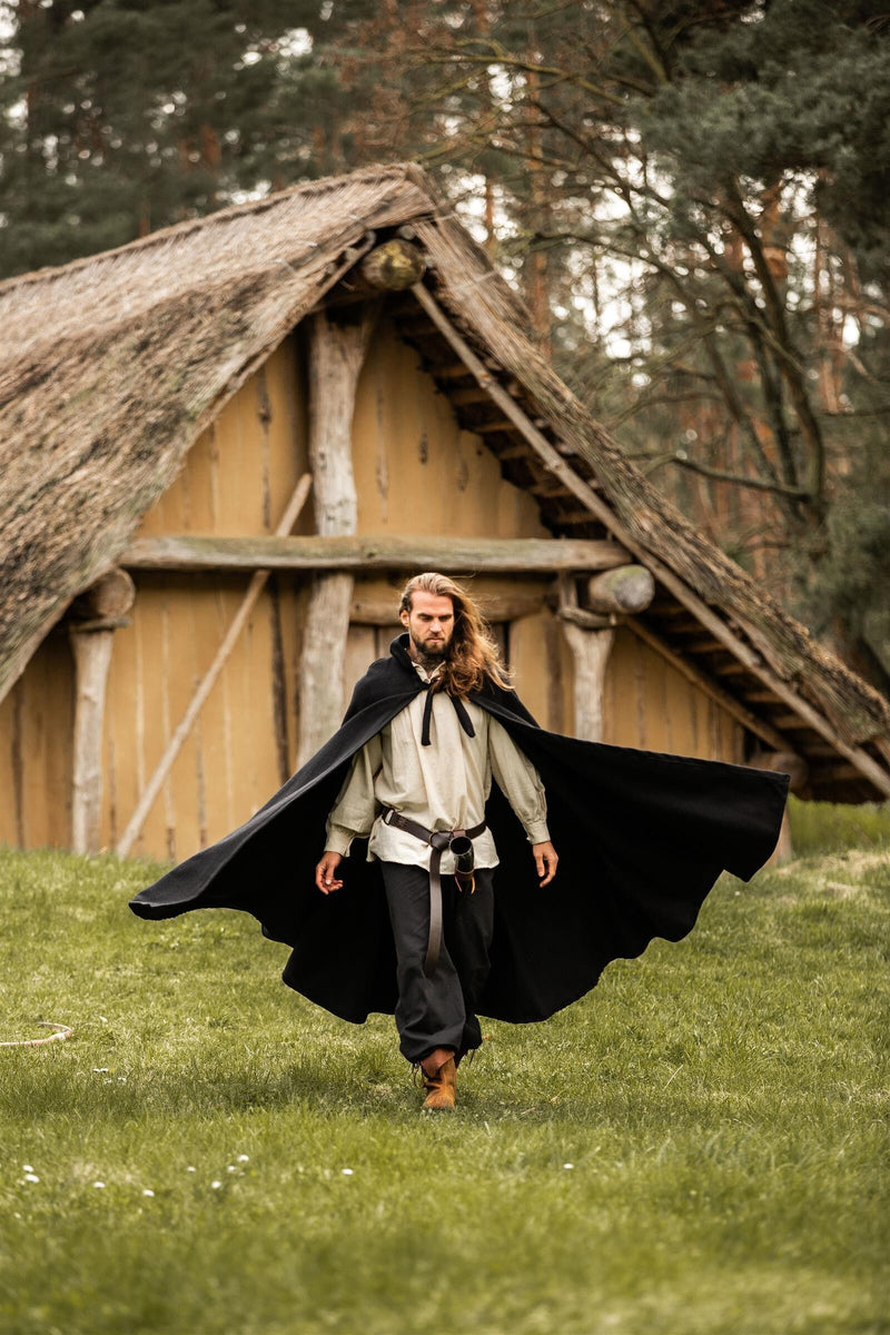 Średniowieczny płaszcz z kapturem, czarny