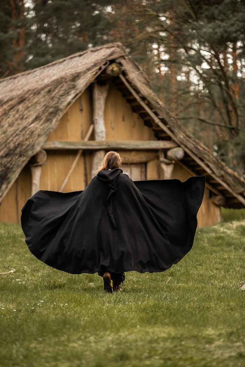 Średniowieczny płaszcz z kapturem, czarny