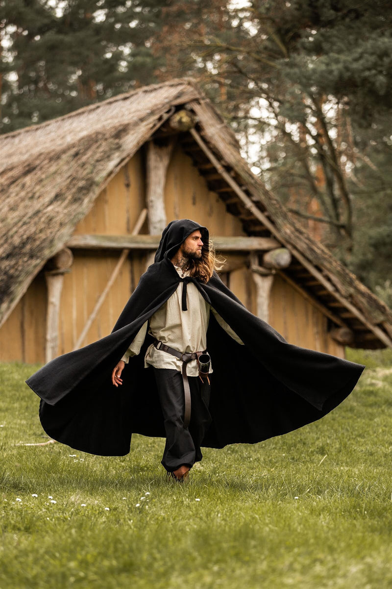 Średniowieczny płaszcz z kapturem, czarny